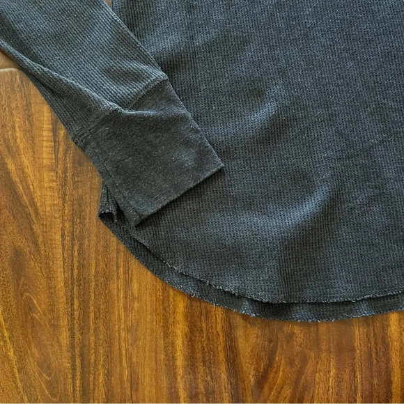 Old Navy Long Sleeve Thermal Crewneck Dark Charcoal Womens size medium - Picture 5 of 9